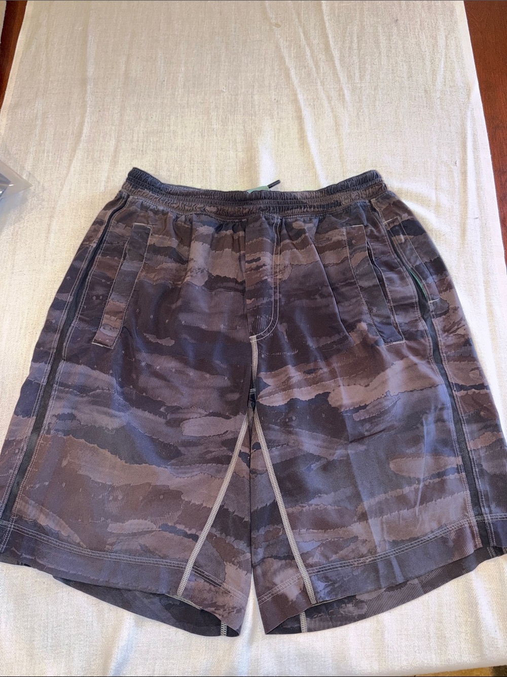 T0304108 Lululemon Pace Breaker Shorts 9” Camo GUC